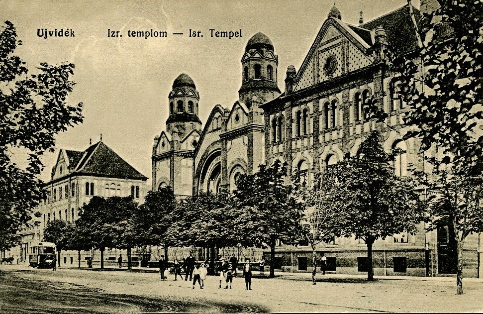 Children in the road outside, Synagogue, Novi Sad, 1909–1918