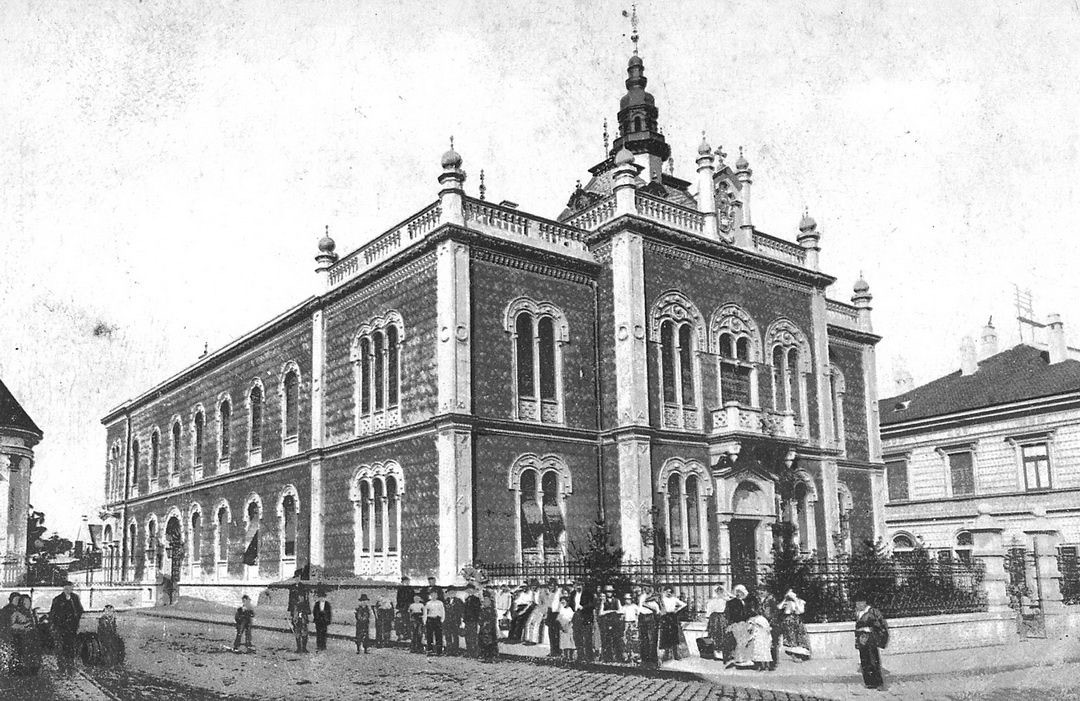 A crowd along the palace front, Bishop's Palace, Novi Sad, 1901