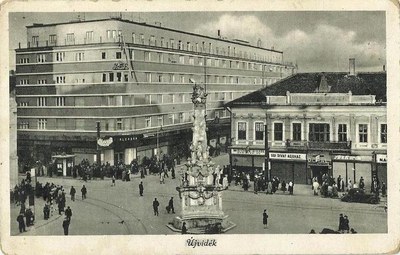 Crowds by the Trinity column, Liberty Square, Novi Sad, 1942