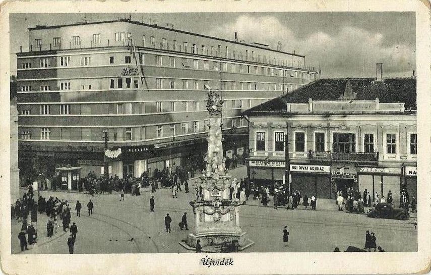 Crowds by the Trinity column, Liberty Square, Novi Sad, 1942