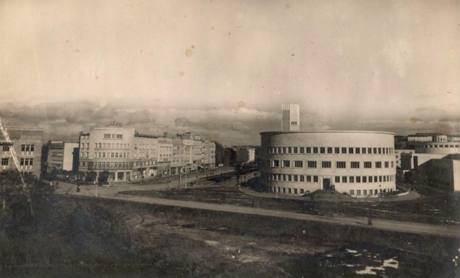 The curved block on raw ground, Queen Mary Boulevard, Novi Sad, 1940