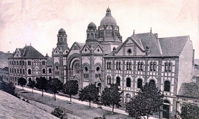 The whole block from a rooftop, Synagogue, Novi Sad, 1909–1920
