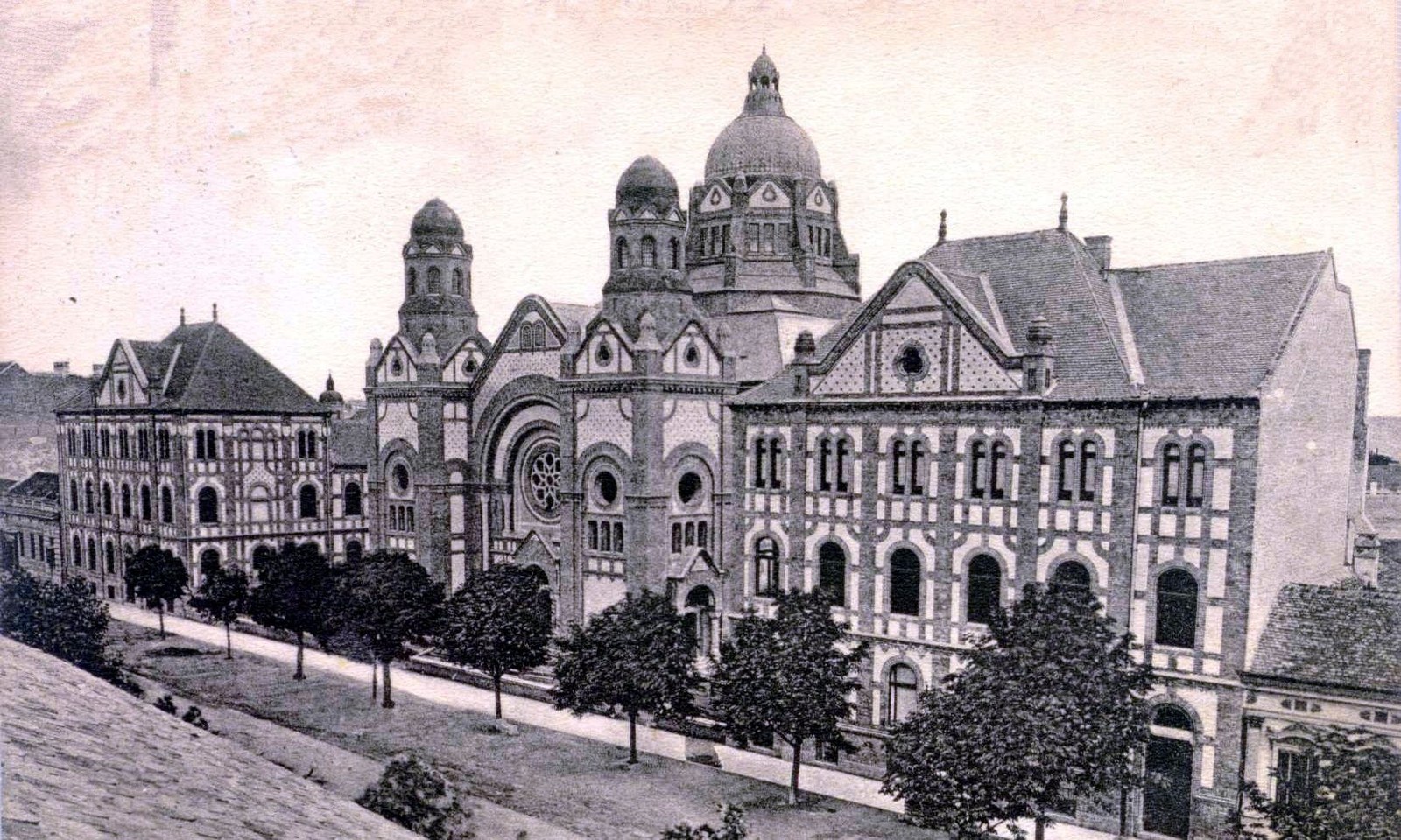 The whole block from a rooftop, Synagogue, Novi Sad, 1909–1920