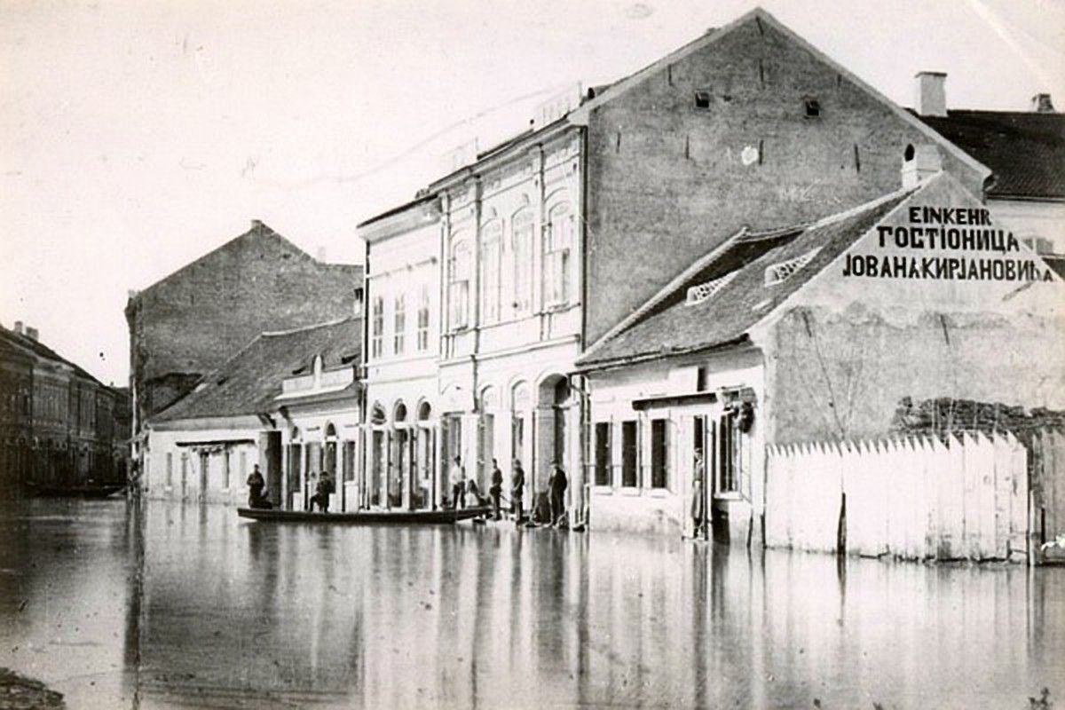 Flood outside the inn, Novi Sad, 1900–1930