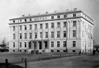 Straight on to the long facade, Trg galerija, Novi Sad, 1927