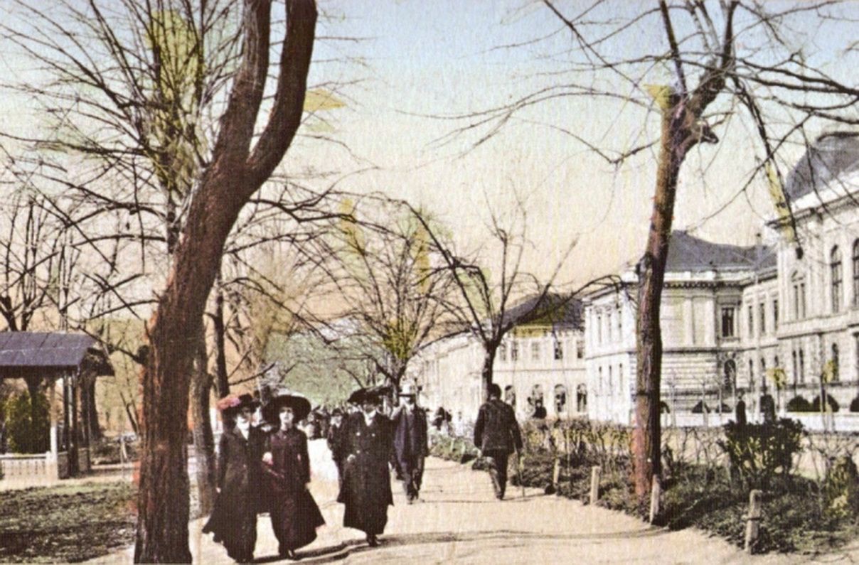 Walkers under the bare trees, District Court, Novi Sad, 1900s